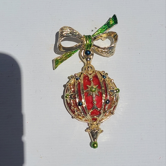 Vintage Gold Tone And Red And Green Enamel Christmas Ornament Dangle Brooch - Picture 2 of 4